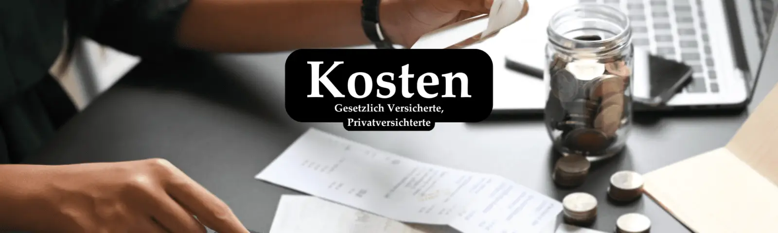 Bild mit einem Glas voller Münzen und einem Kassenbon mit dem Titel Kosten und die Unterüberschrift Gesetzlich Versicherte, Privatversicherte